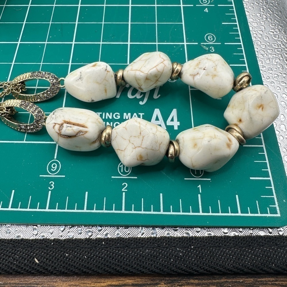 Vintage Kenneth‎ Cole Necklace Multistrand Goldtone with White Magnesite Stones - Picture 6 of 7